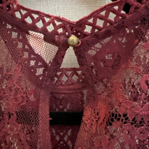 NWT Xhilaration Women's Burgundy Embroidered Lace Overlay Sleeveless Top M - Picture 7 of 9